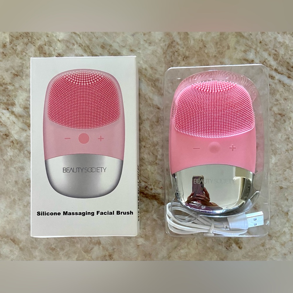 💕 BEAUTY SOCIETY SILICONE MASSAGING FACIAL BRUSH - BRAND NEW 💕